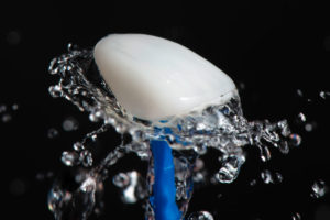 a single porcelain dental veneer